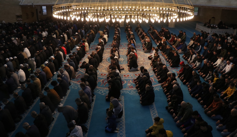 11 ayın sultanı, bayram namazıyla uğurlandı