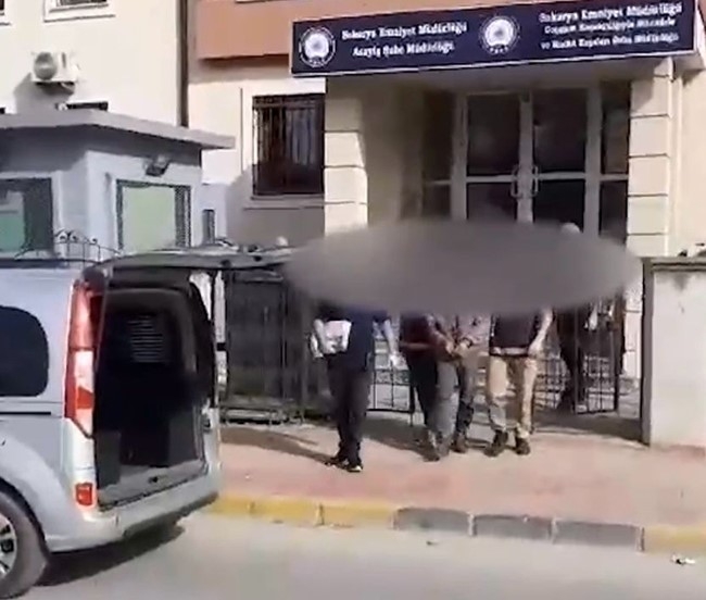 13 Afgan otoyol kenarına bırakıldı