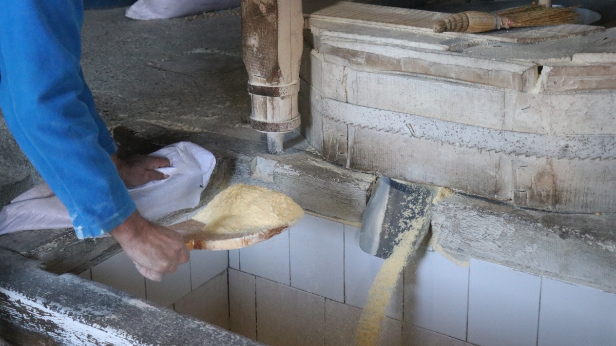 15 asırlık değirmen tarihe meydan okuyor