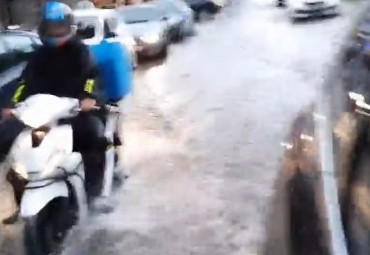 15 dakikalık yağmur Karasu’da hayatı felç etti