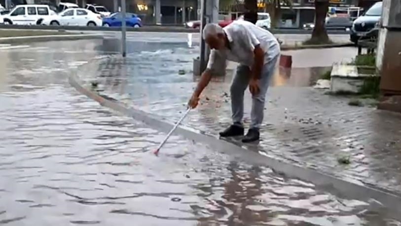 15 dakikalık yağmur Karasu’da hayatı felç etti