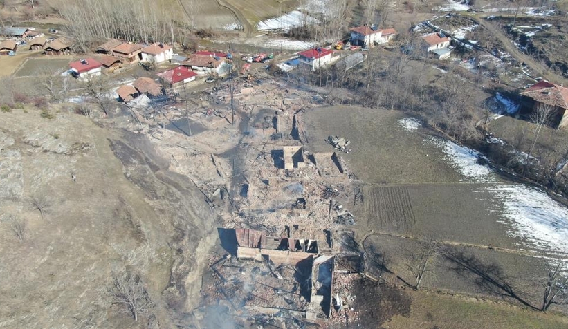 15 evin yandığı köyden geriye enkaz kaldı