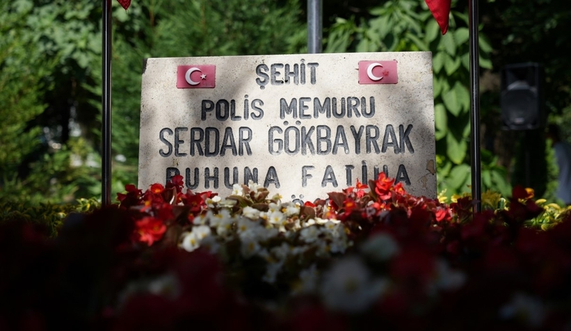 15-temmuz-sehidi-gokbayrak-kabri-basinda-anildizhrxdhpnre