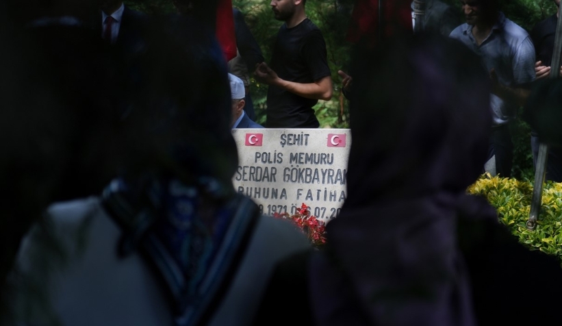 15-temmuz-sehidi-gokbayrak-kabri-basinda-anildizhrxdhpnre