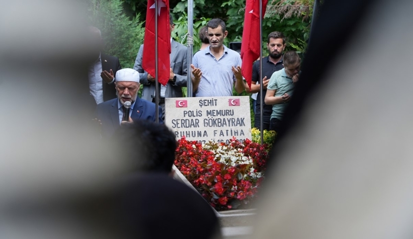 15-temmuz-sehidi-gokbayrak-kabri-basinda-anildizhrxdhpnre