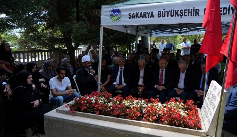 15-temmuz-sehidi-gokbayrak-kabri-basinda-anildizhrxdhpnre