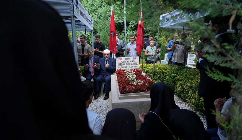 15-temmuz-sehidi-gokbayrak-kabri-basinda-anildizhrxdhpnre
