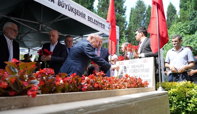 15-temmuz-sehidi-gokbayrak-kabri-basinda-anildizhrxdhpnre
