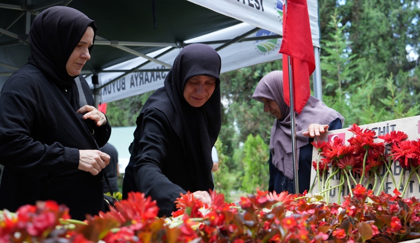 15-temmuz-sehidi-gokbayrak-kabri-basinda-anildizhrxdhpnre