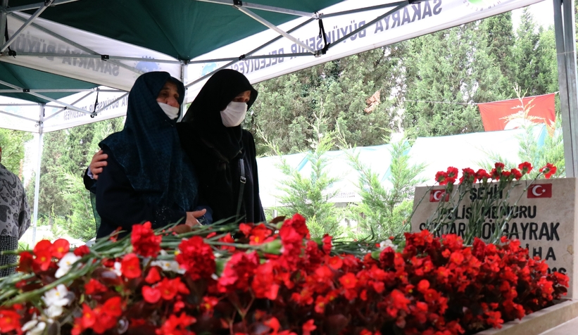 15-temmuz-sehidi-mezari-basinda-anildiwezqu0dbbu