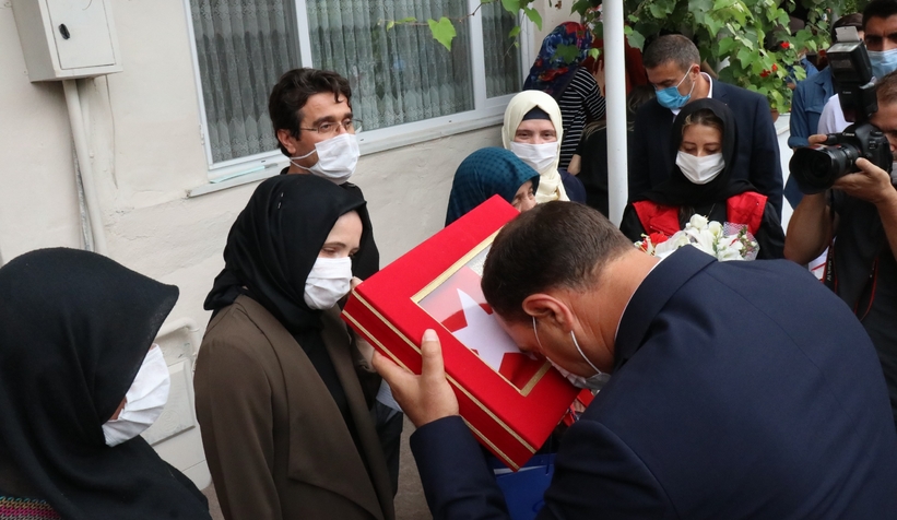 15-temmuz-sehidi-mezari-basinda-anildiwezqu0dbbu
