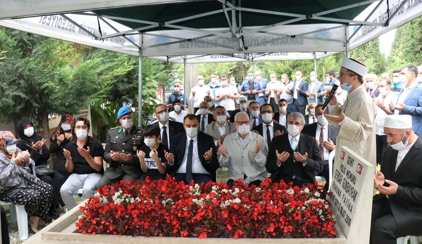 15-temmuz-sehidi-mezari-basinda-anildiwezqu0dbbu