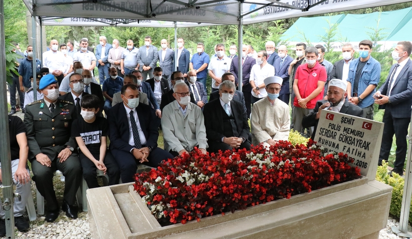 15-temmuz-sehidi-mezari-basinda-anildiwezqu0dbbu