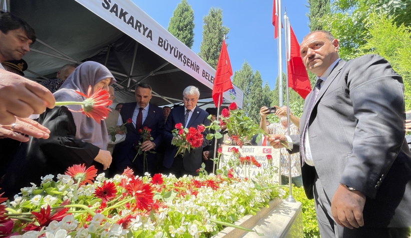 15-temmuz-sehidi-ozel-harekat-polisi-sakarya-da-mezari-basinda-anildimeftuthwmh