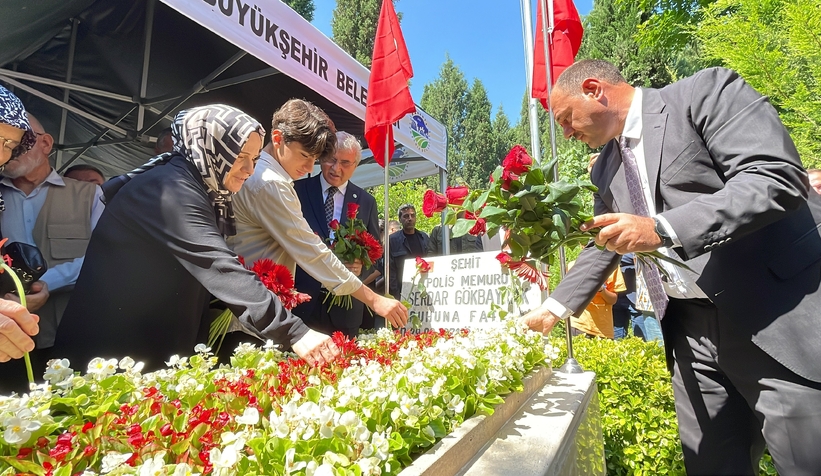 15-temmuz-sehidi-ozel-harekat-polisi-sakarya-da-mezari-basinda-anildimeftuthwmh