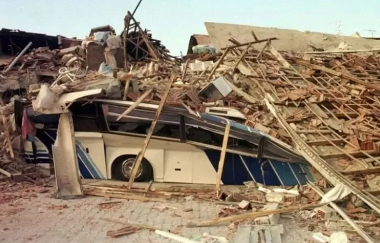 17 Ağustos depreminin 26. yılı;  Sakarya'dan unutulmayan fotoğraflar