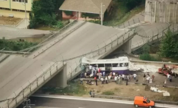 17 Ağustos depreminin 26. yılı;  Sakarya'dan unutulmayan fotoğraflar