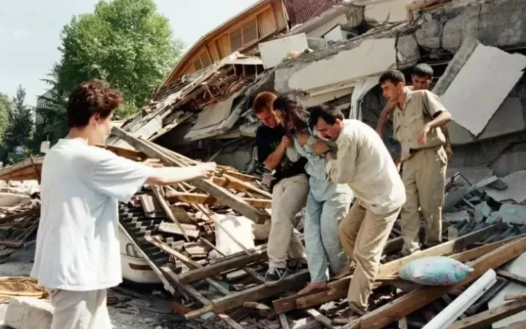 17 Ağustos depreminin 26. yılı;  Sakarya'dan unutulmayan fotoğraflar