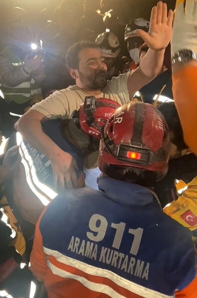 170’inci saatte enkazdan yürüyerek çıktı