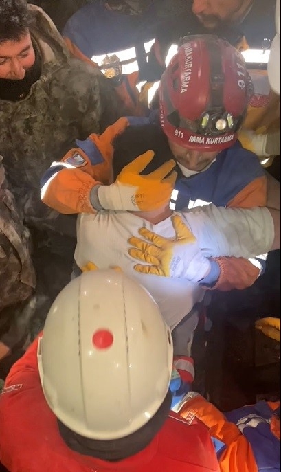 170’inci saatte enkazdan yürüyerek çıktı