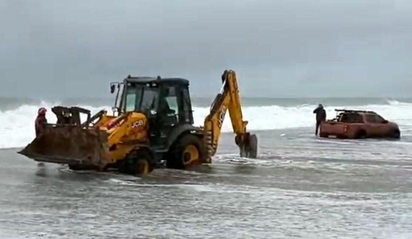 2 metrelik dalgalar kamyoneti yutuyordu