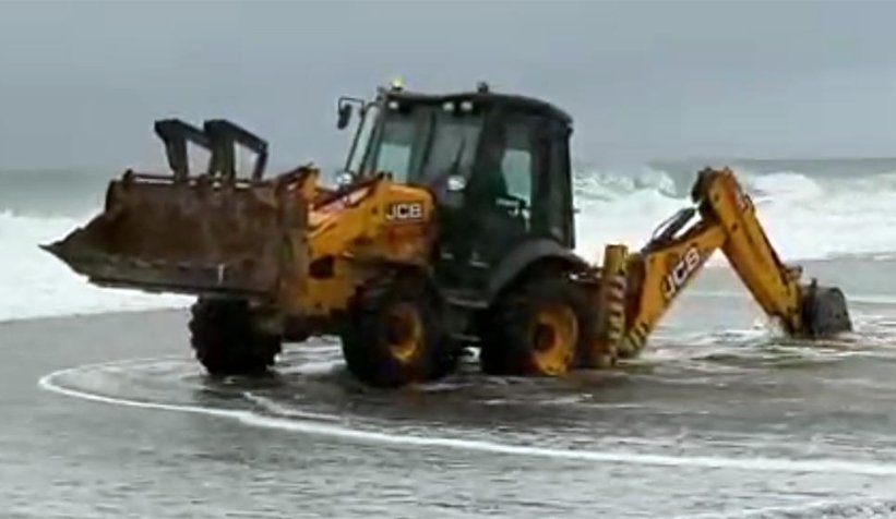 2 metrelik dalgalar kamyoneti yutuyordu