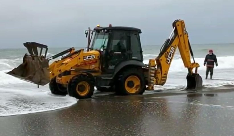 2 metrelik dalgalar kamyoneti yutuyordu