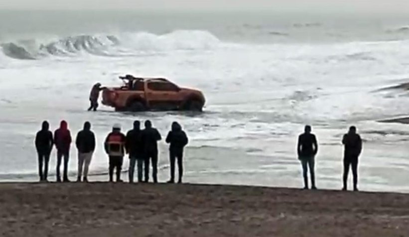 2 metrelik dalgalar kamyoneti yutuyordu