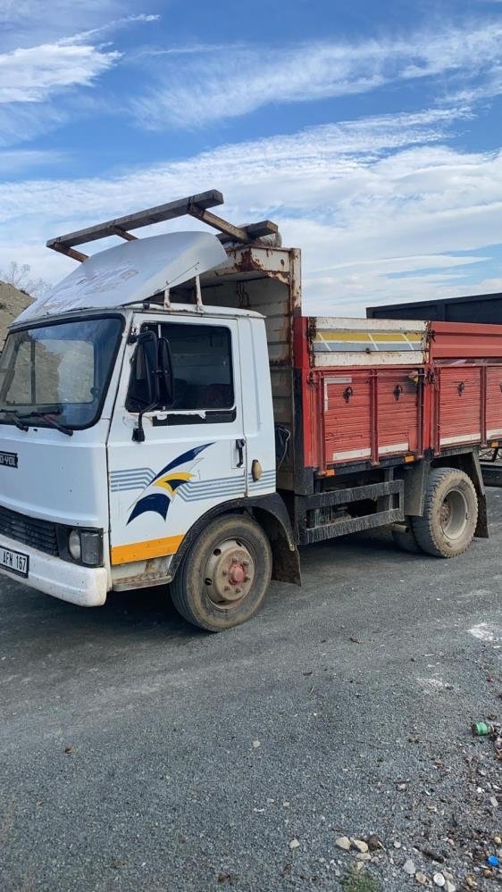 2 ton ayva çalıp tarla sahibini gasp ettiler