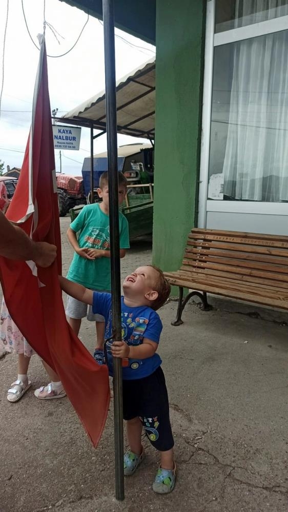 2 yaşındaki Kerem Ali’nin bayrak sevgisi