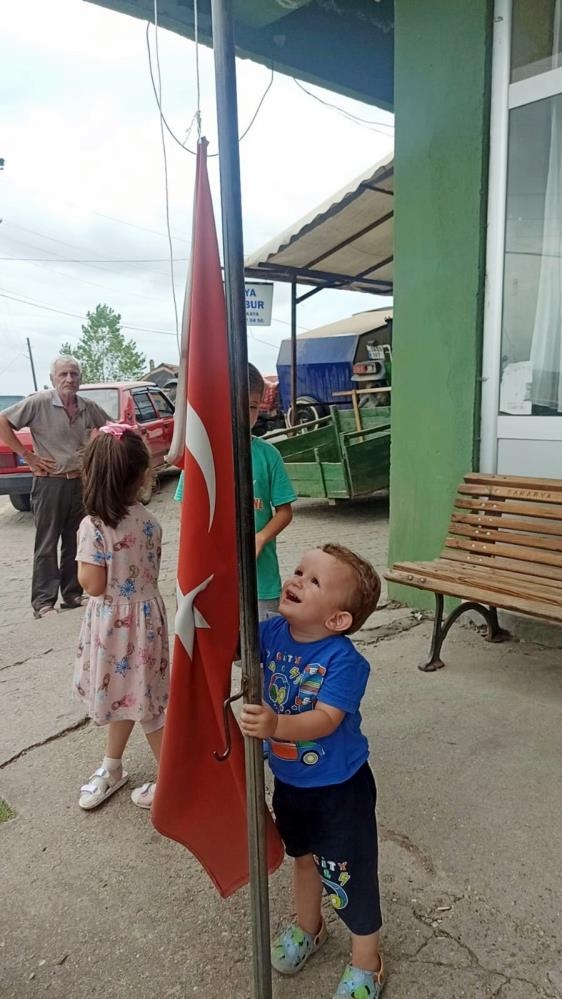 2 yaşındaki Kerem Ali’nin bayrak sevgisi