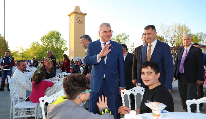 20 bin kişi Büyükşehirin iftarında oruç açtı