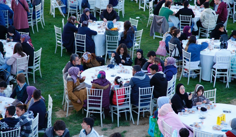 20 bin kişi Büyükşehirin iftarında oruç açtı