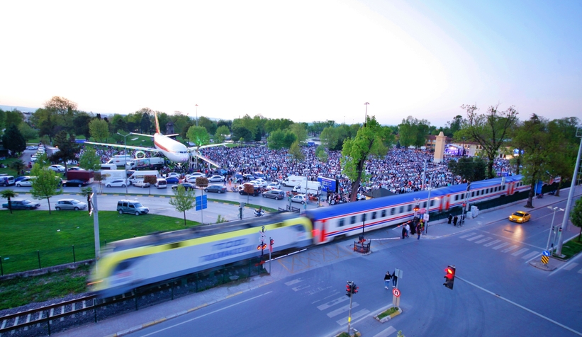 20 bin kişi Büyükşehirin iftarında oruç açtı