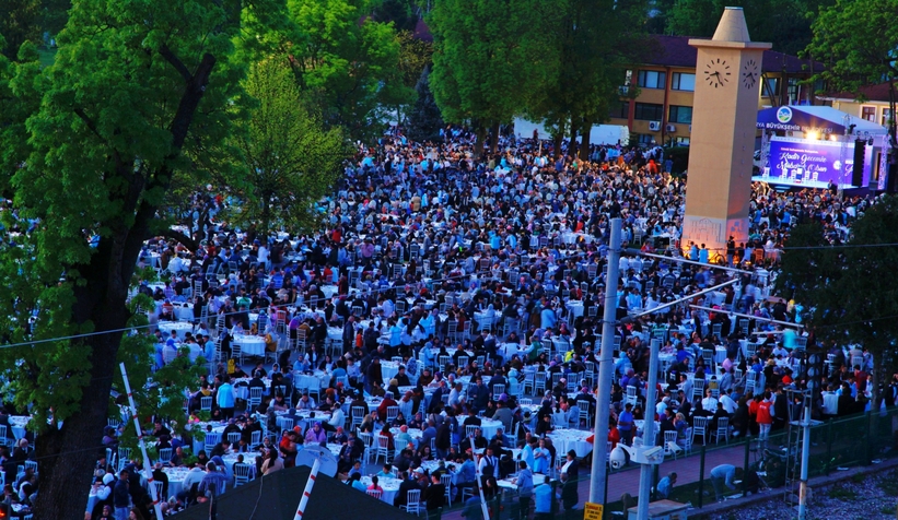20 bin kişi Büyükşehirin iftarında oruç açtı