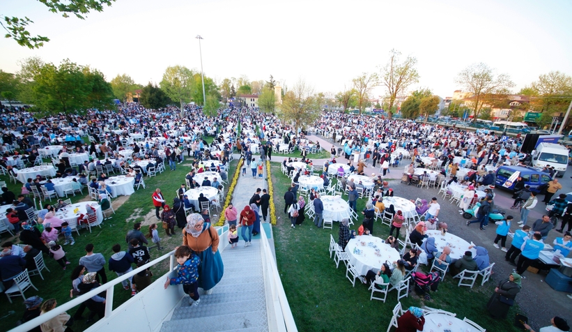 20 bin kişi Büyükşehirin iftarında oruç açtı