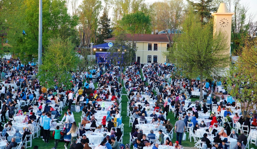 20 bin kişi Büyükşehirin iftarında oruç açtı
