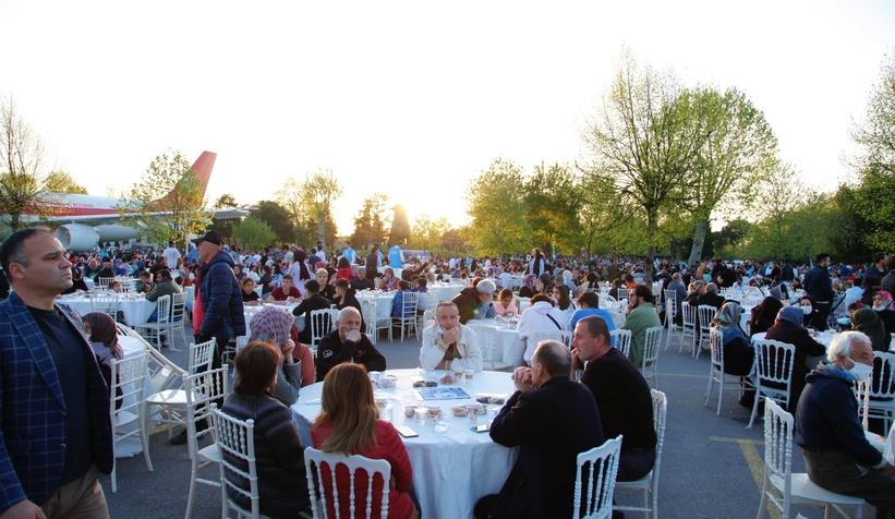 20 bin kişi Büyükşehirin iftarında oruç açtı