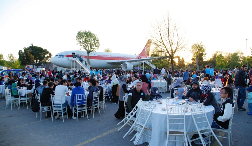 20 bin kişi Büyükşehirin iftarında oruç açtı
