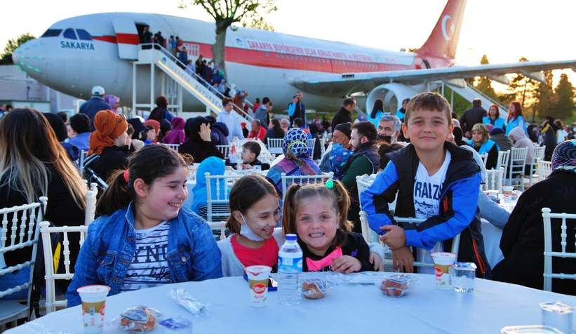 20 bin kişi Büyükşehirin iftarında oruç açtı
