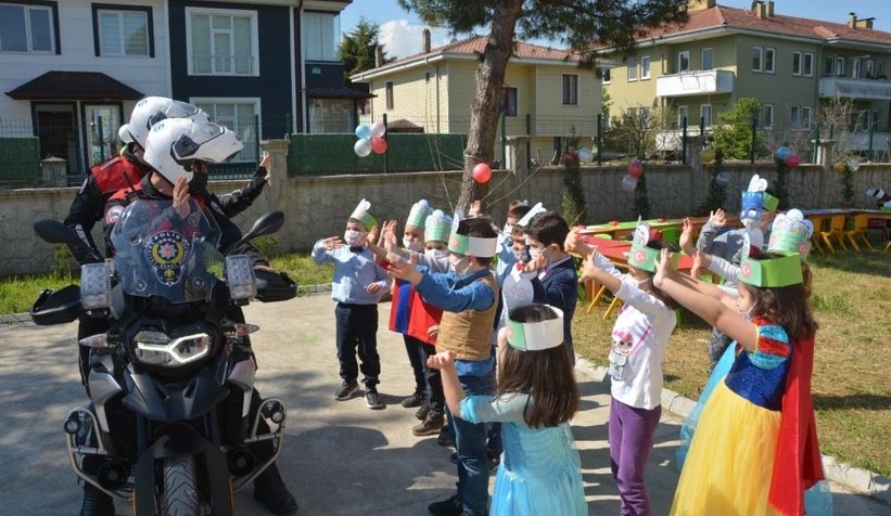 23 Nisan'ı kutlayan öğrencilere polislerden sürpriz