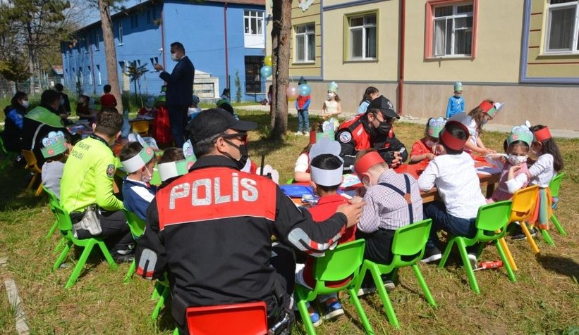 23 Nisan'ı kutlayan öğrencilere polislerden sürpriz