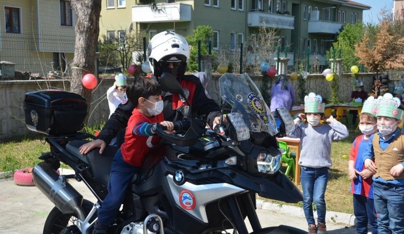 23 Nisan'ı kutlayan öğrencilere polislerden sürpriz