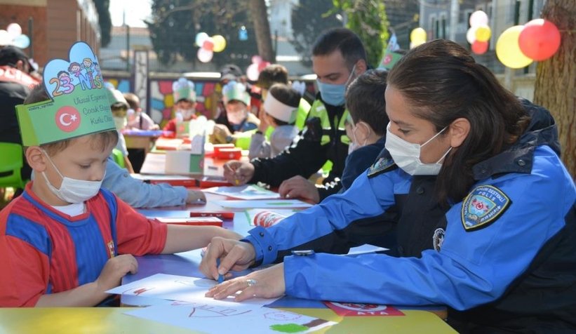 23 Nisan'ı kutlayan öğrencilere polislerden sürpriz