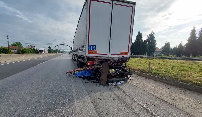 23-yasindaki-genc-kagit-gibi-ezilen-otomobilde-olduvhzksgfdb2
