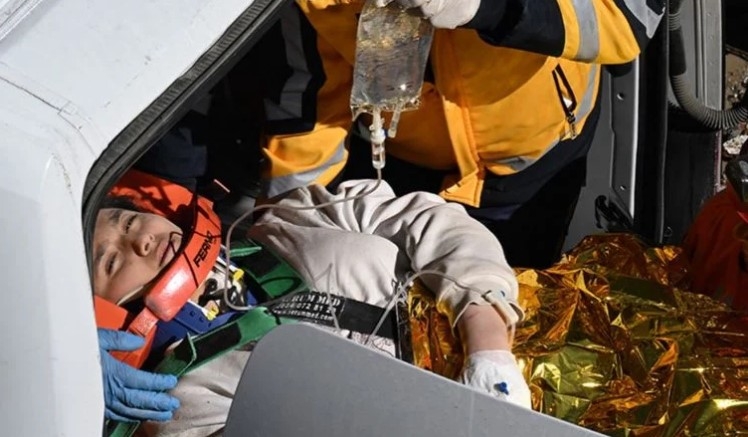 248'inci saatte enkazdan sağ çıkarıldı