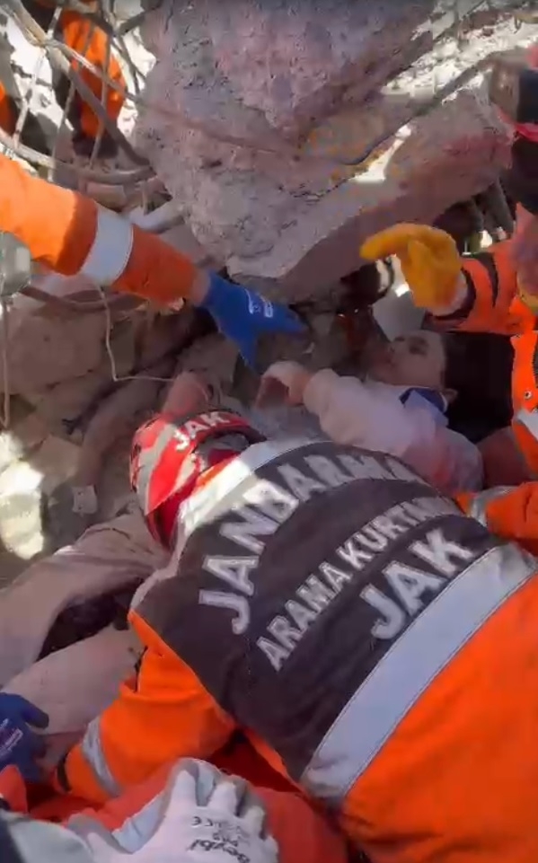 248'inci saatte enkazdan sağ çıkarıldı