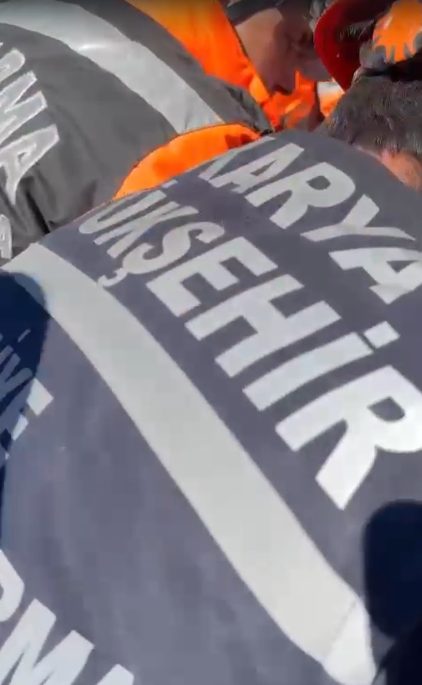 248'inci saatte enkazdan sağ çıkarıldı