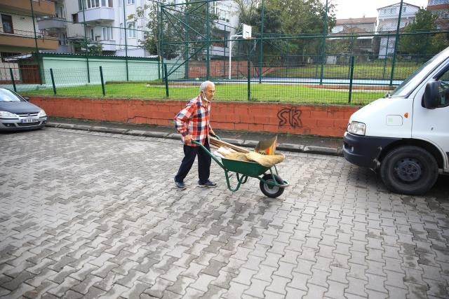25-yildir-gonullu-olarak-sokaklari-temizliyornk8ynhfwew