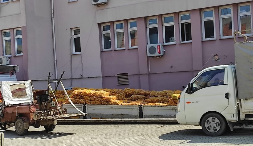 26-ton-patates-akyazi-ya-ulasti-ihtiyac-sahiplerine-dagitilacakrze0yk5fzk